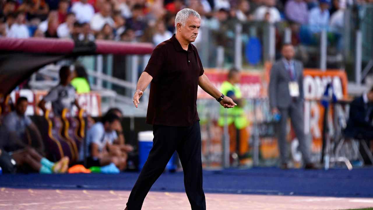 Mourinho allarga le braccia Roma
