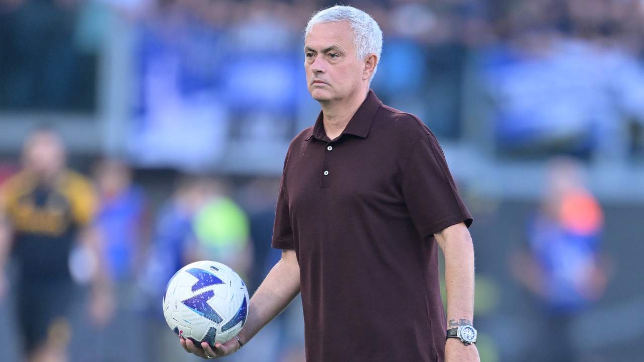 Mourinho con il pallone in mano Roma