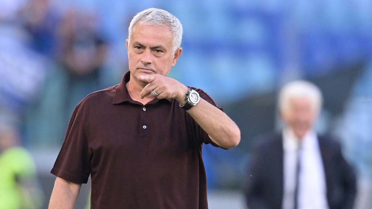 Mourinho accenna un sorriso Roma