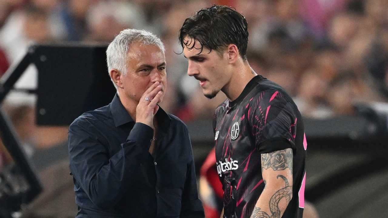 Mourinho parla con Zaniolo 