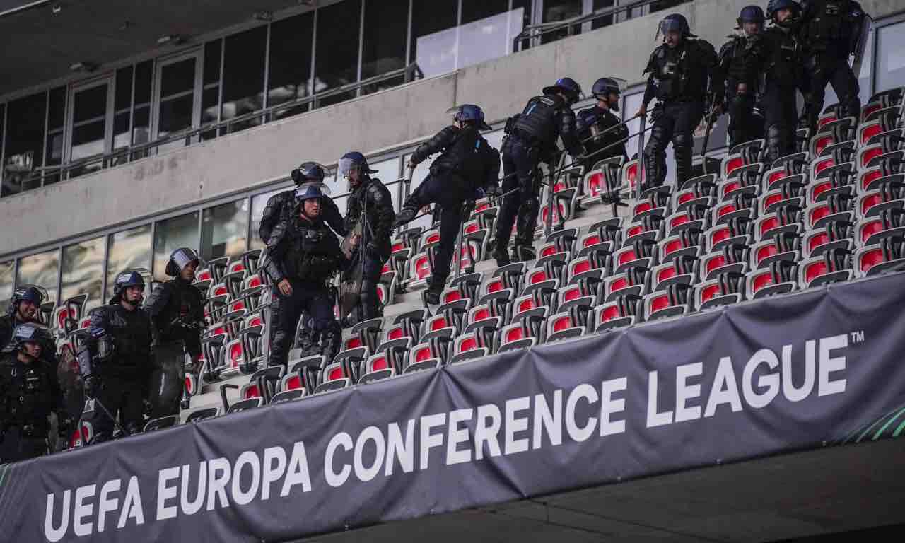 Lo stadio del Nizza con la Polizia