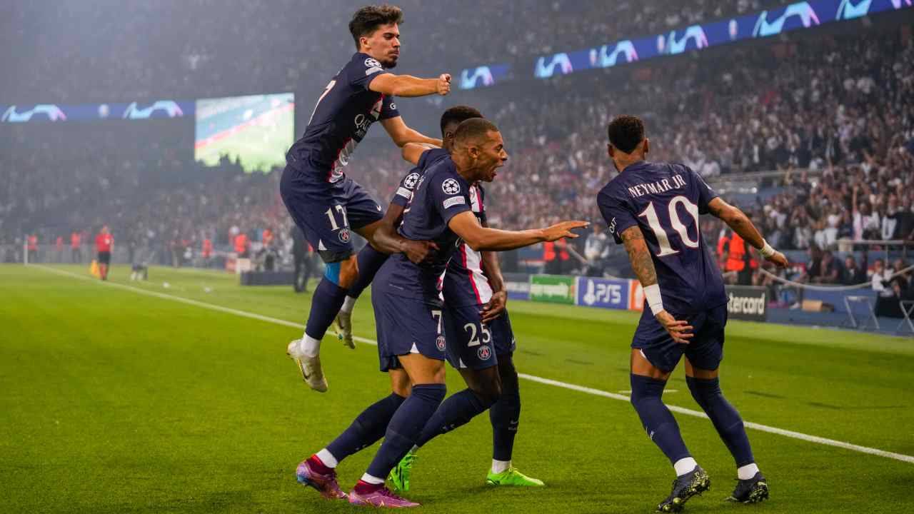 Mbappé esulta con i compagni