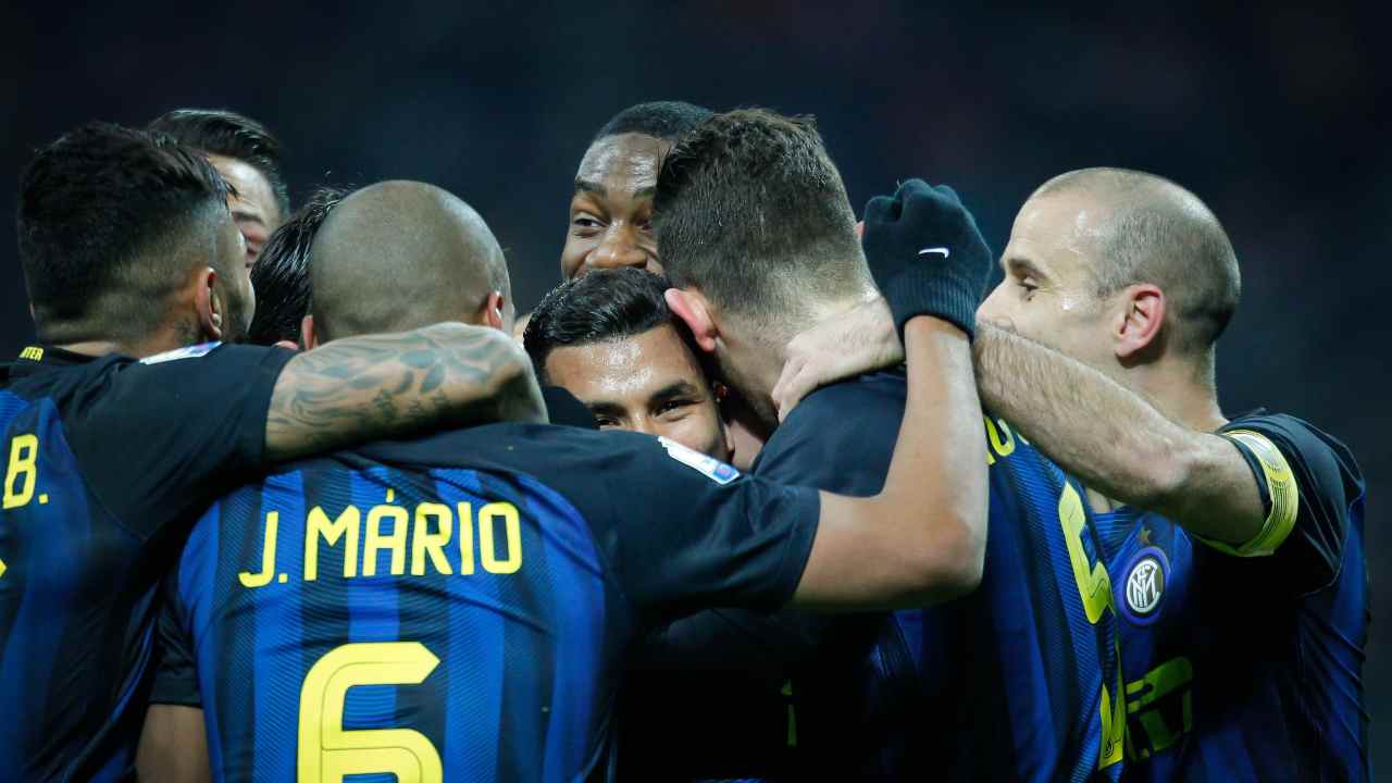 Palacio abbraccia i compagni Inter