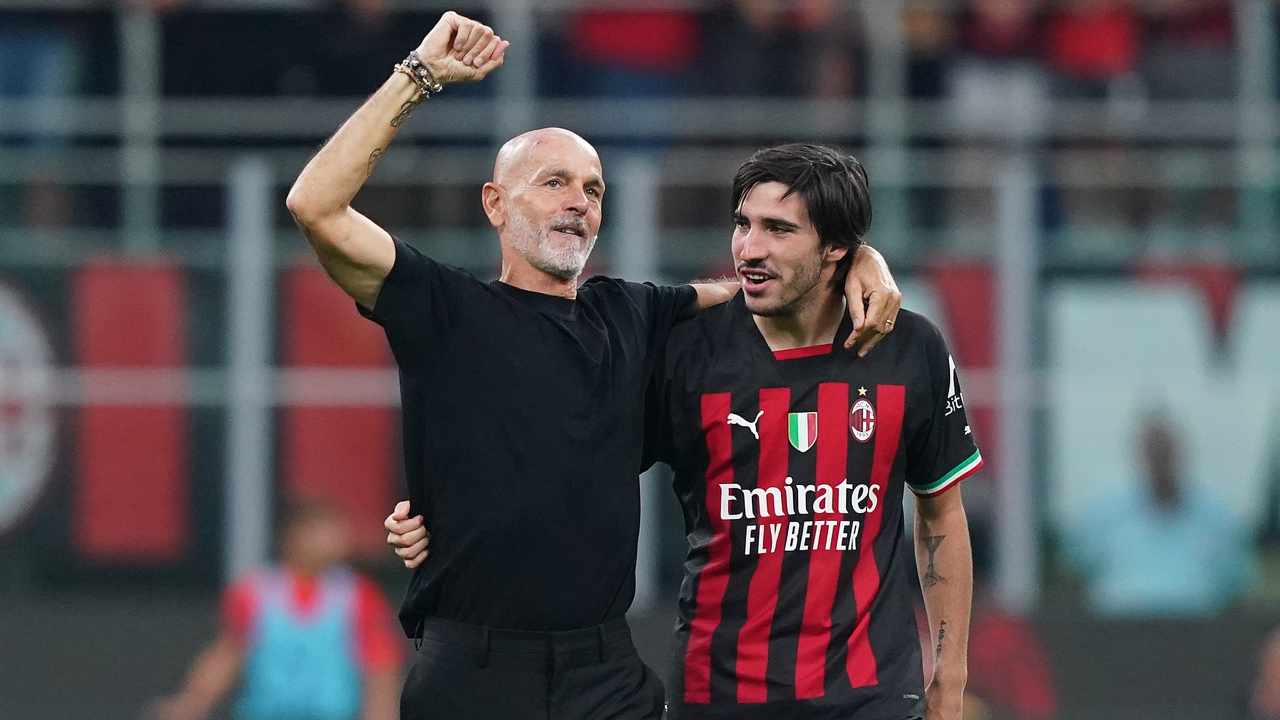 Pioli e Tonali camminano abbracciati Milan