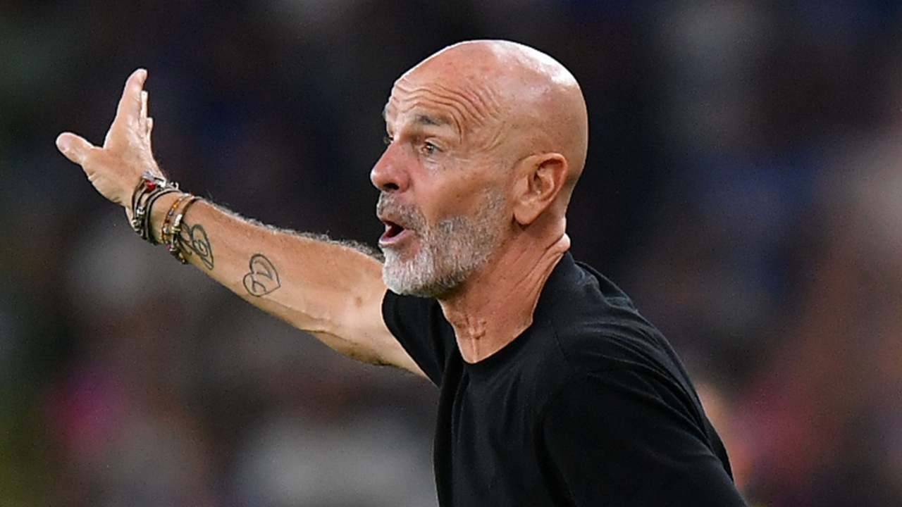 Pioli dà indicazioni ai suoi 