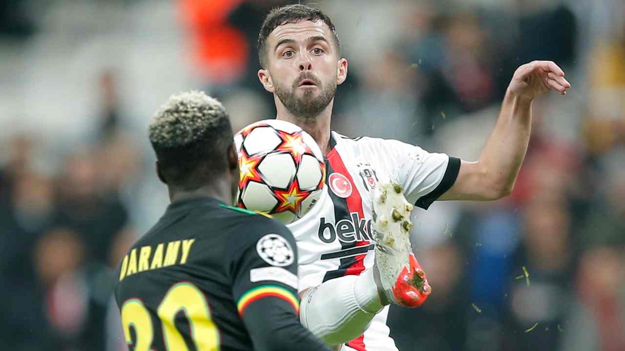 Pjanic lotta su un pallone 