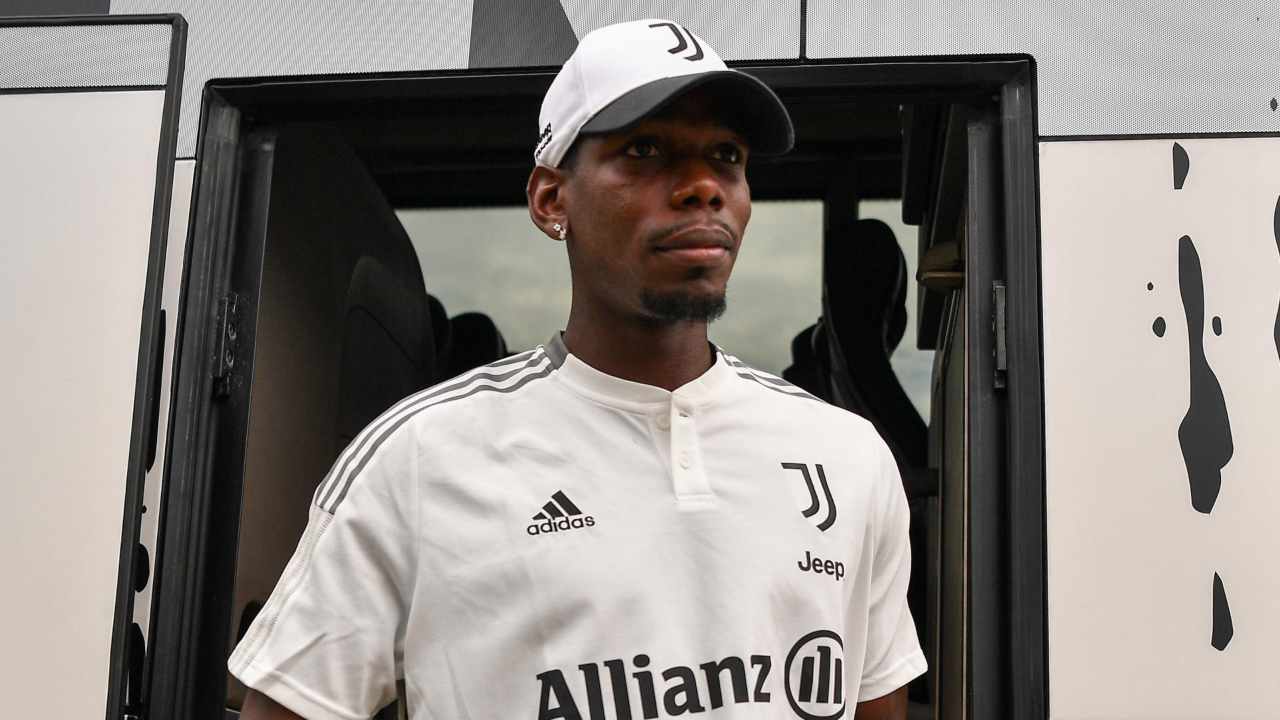 Pogba esce dal pullman