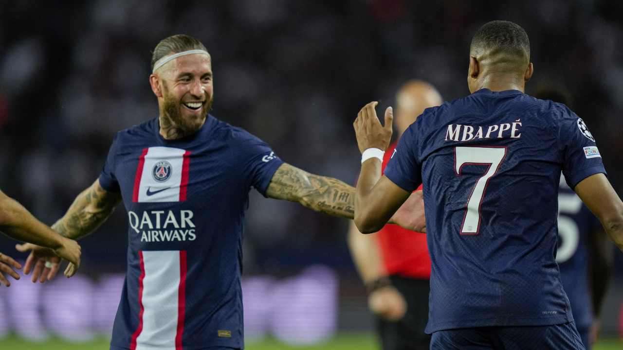 Sergio Ramos e Mbappé scherzano in campo PSG