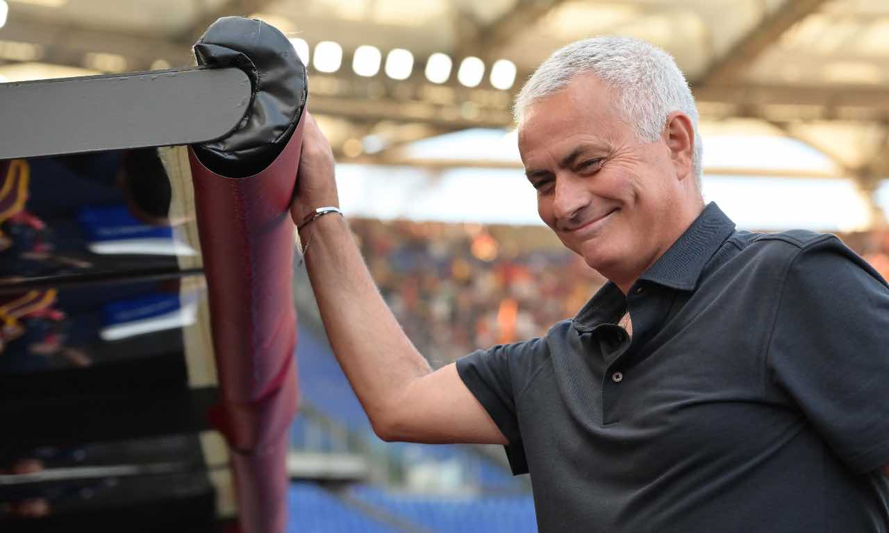 Mourinho sorridente in panchina