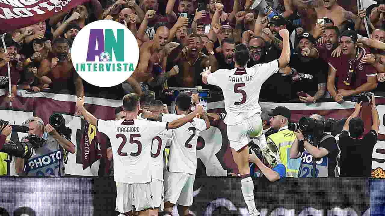 Salernitana giocatori esultano con i tifosi