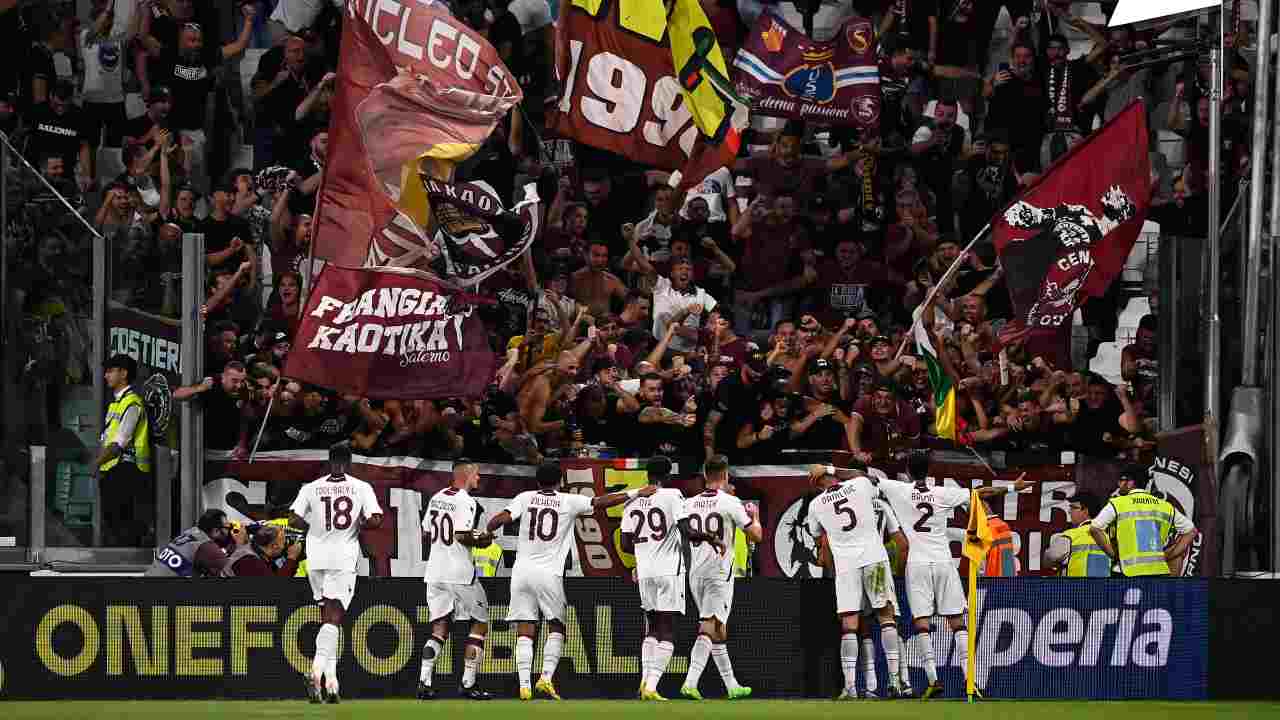 Giocatori con i tifosi Salernitana