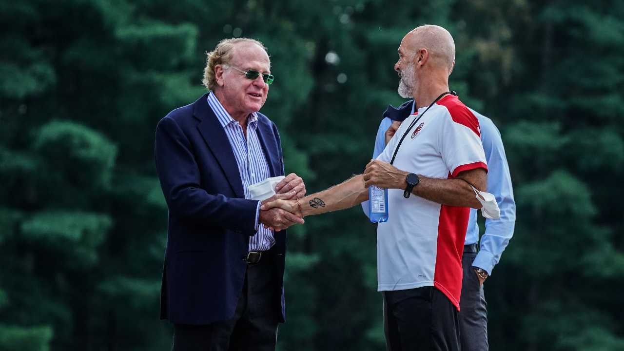 Scaroni e Pioli  si stringono la mano Milan