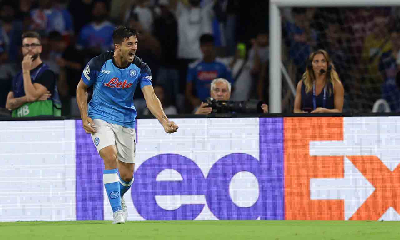 Simeone festeggia il gol in Napoli-Liverpool