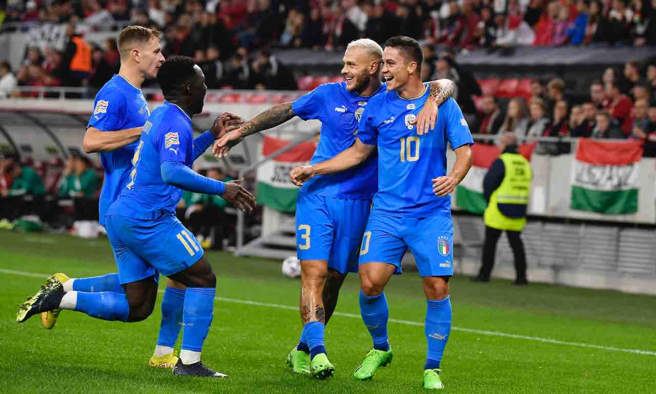 L'Italia festeggia la rete di Raspadori contro l'Ungheria