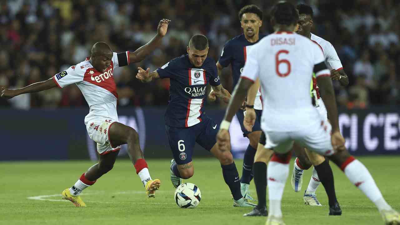 Verratti difende il pallone nella morsa del Monaco