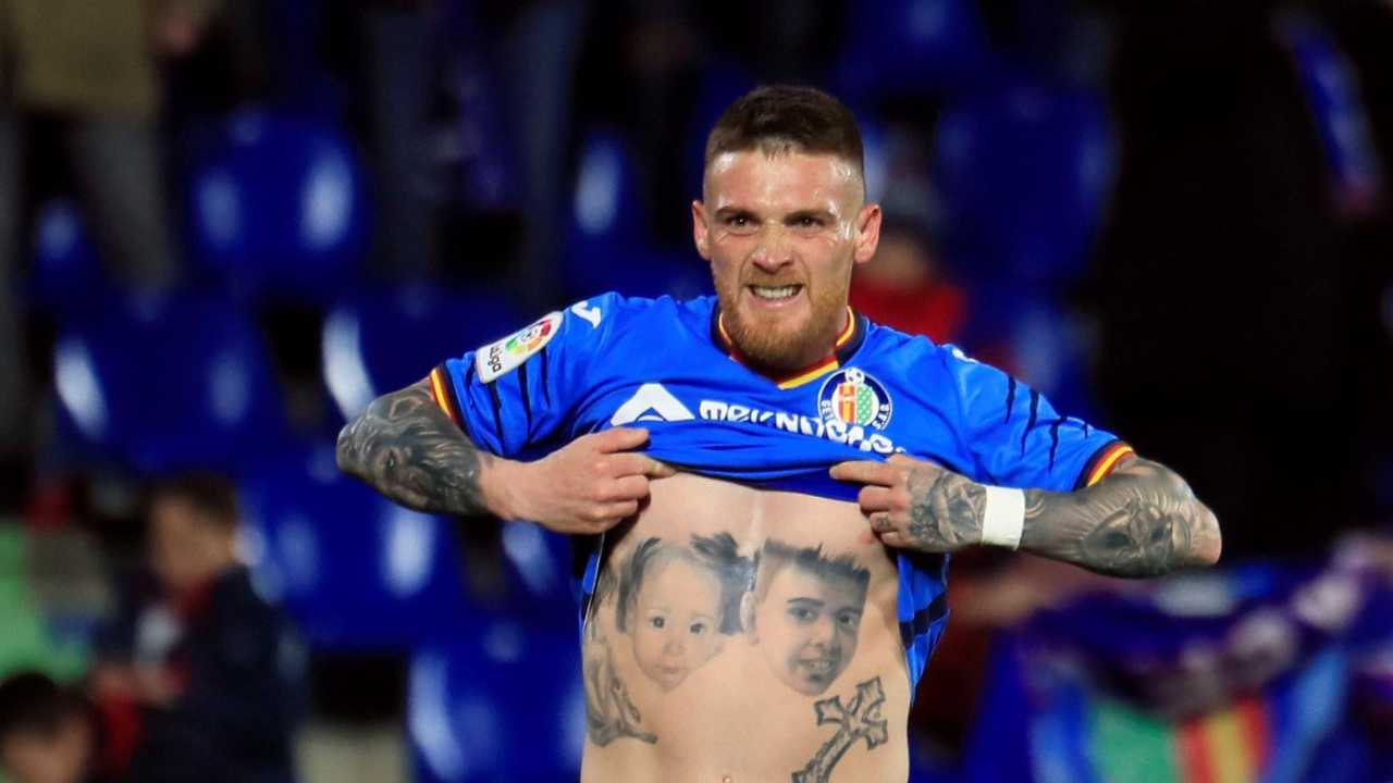 Vitorino Antunes si alza la maglia