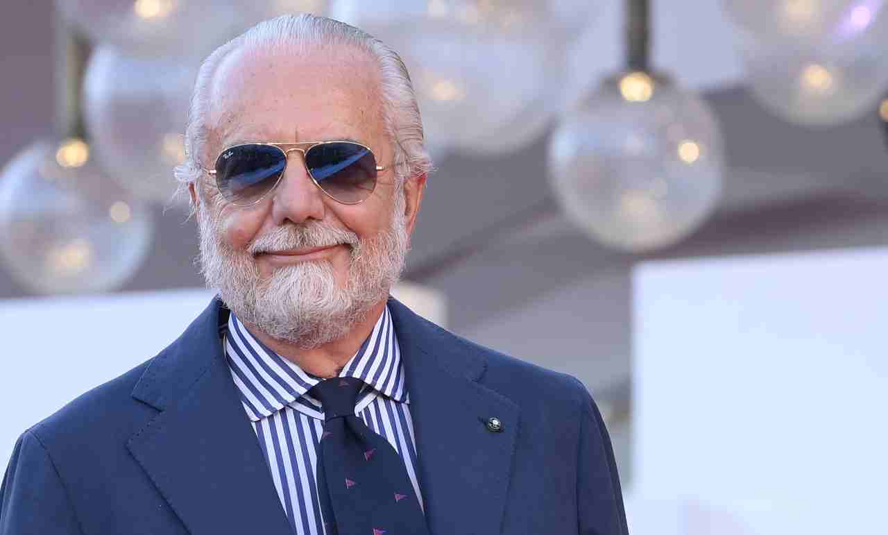 Napoli, De Laurentiis sorride