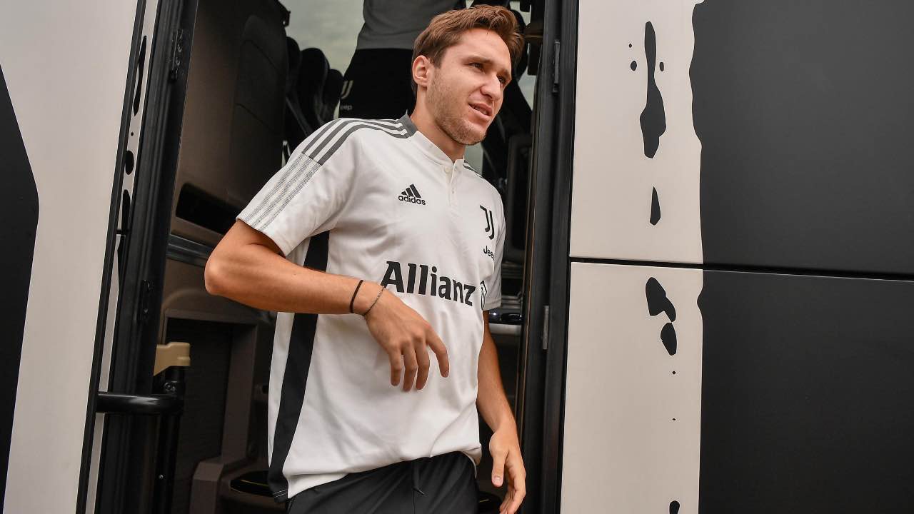 Federico Chiesa scende dal bus