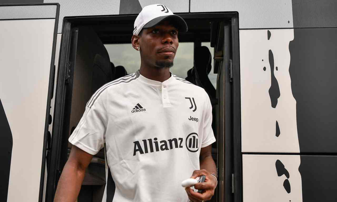 Pogba scende dal bus della Juventus