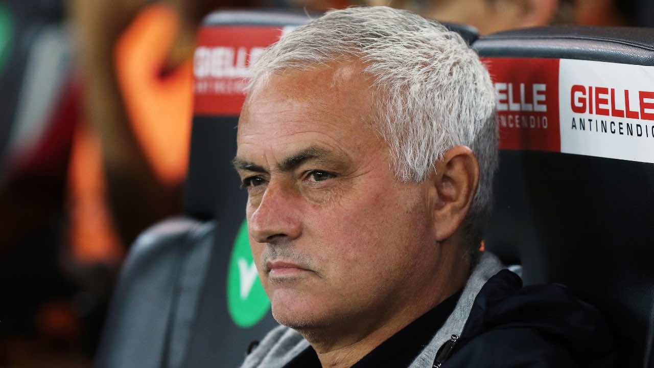 Jose Mourinho pensieroso