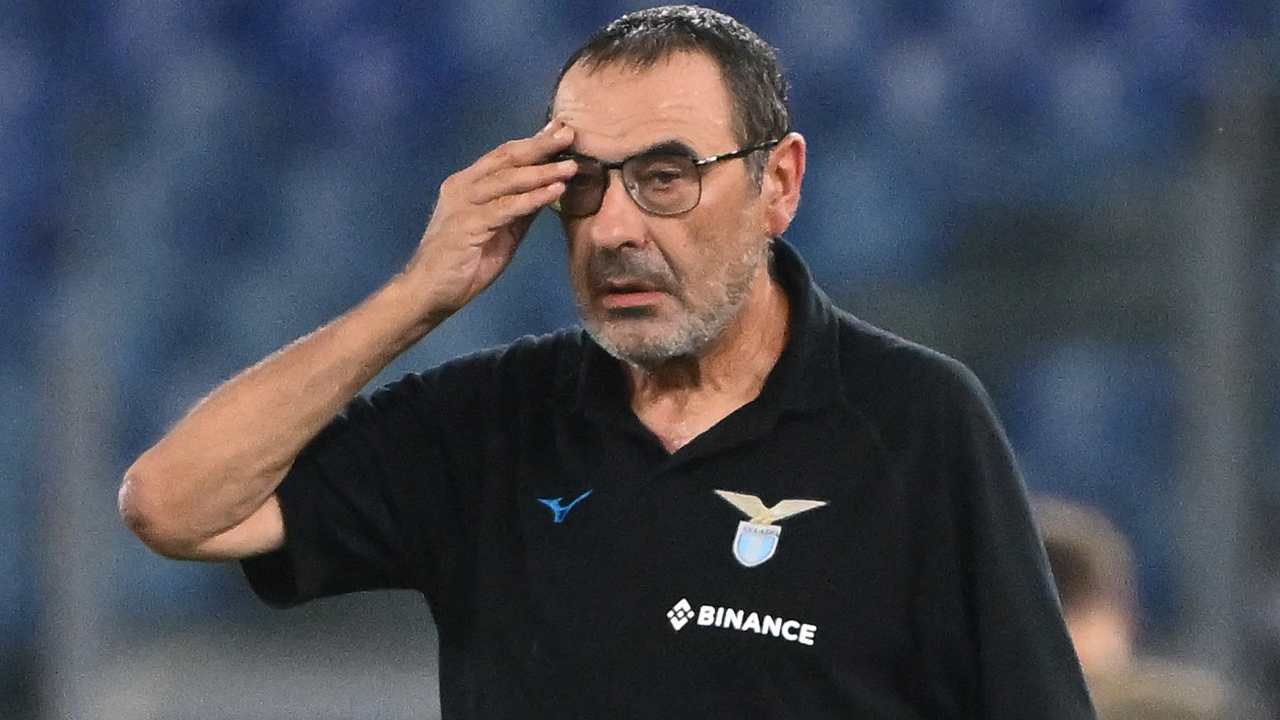 Sarri si tocca gli occhiali