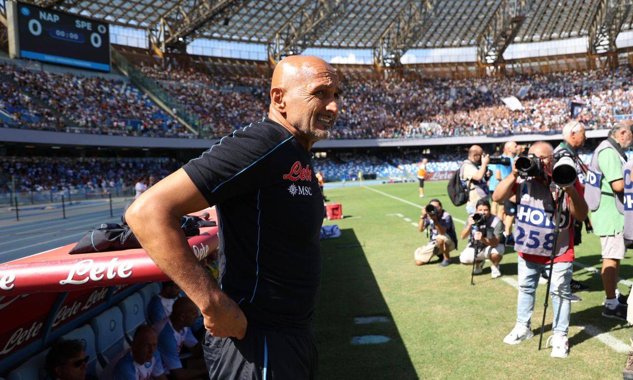 Napoli, Spalletti sorride a bordo campo