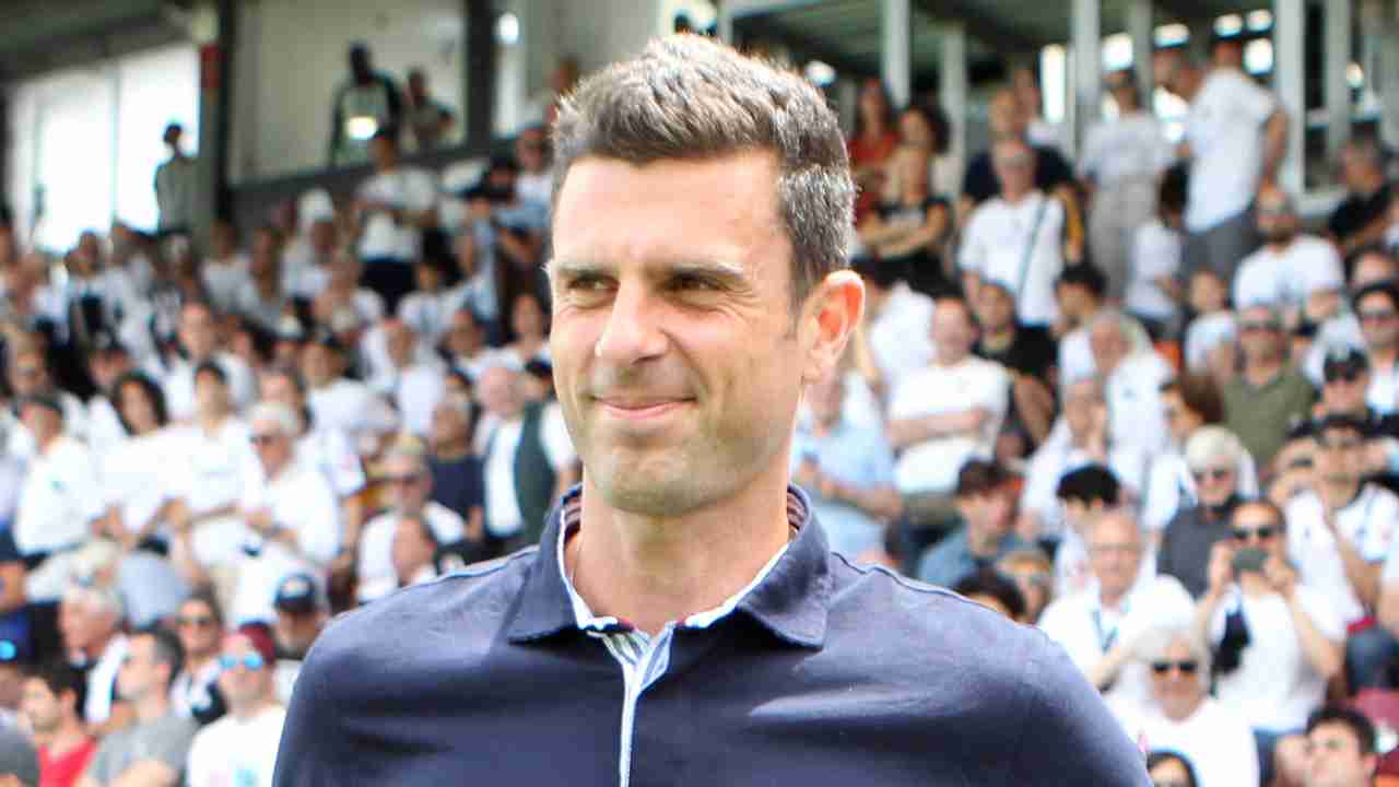 Thiago Motta sorride in panchina