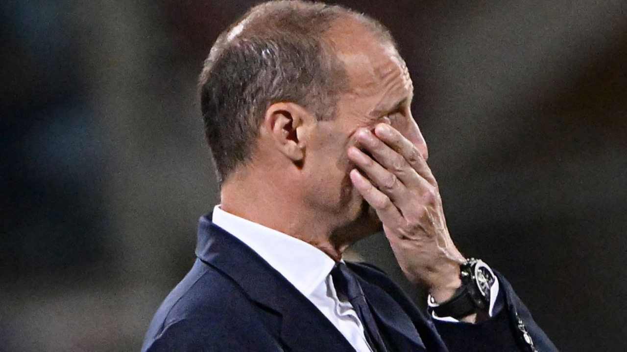 Allegri preoccupato con la mano sul volto Juventus