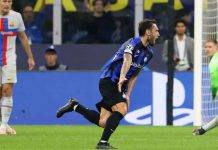 Calhanoglu esulta dopo l'1-0 dell'Inter con il Barcellona