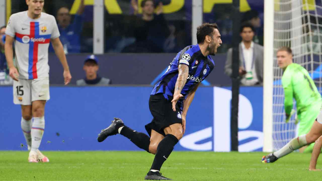 Calhanoglu esulta dopo l'1-0 dell'Inter con il Barcellona