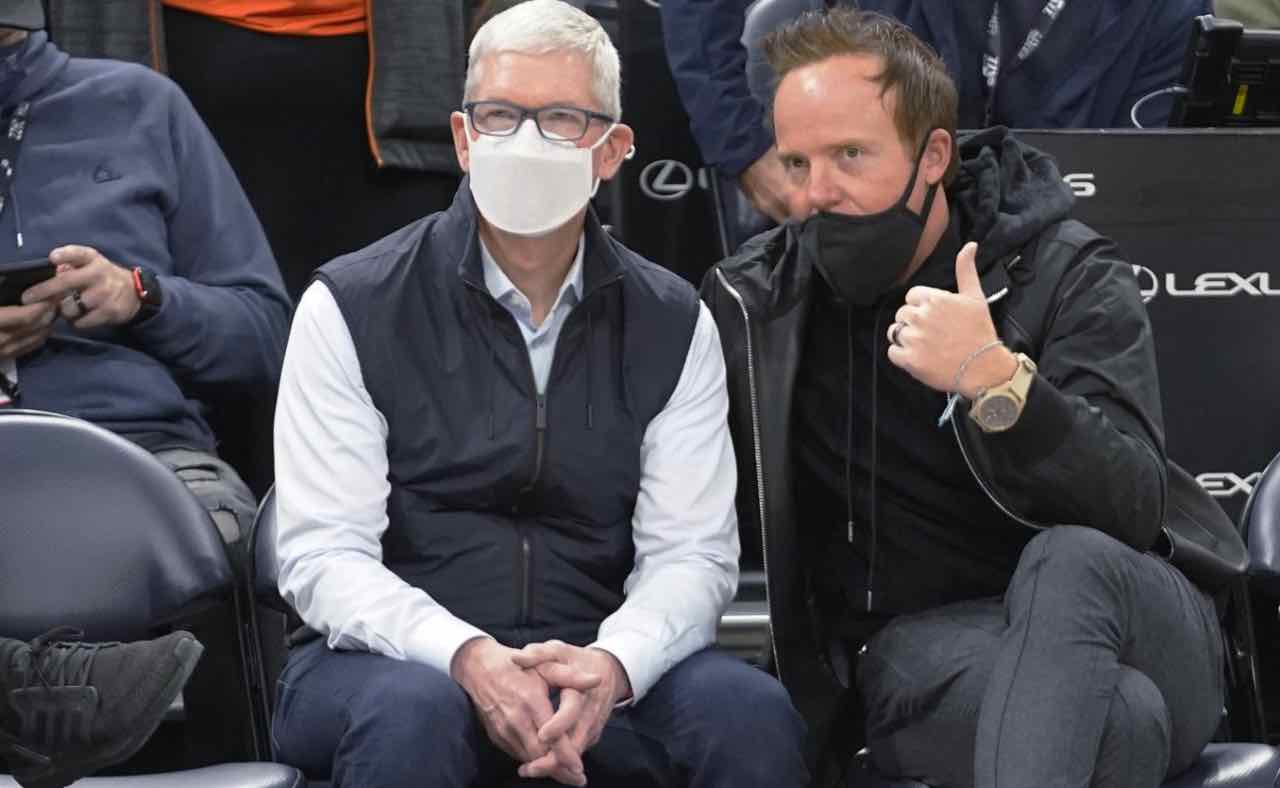 Tim Cook a vedere un match di basket