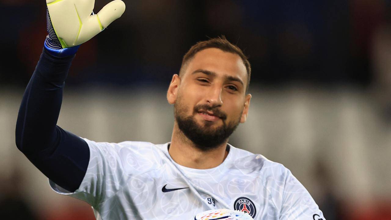 Donnarumma saluta