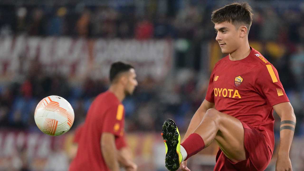 Dybala durante il riscaldamento Roma