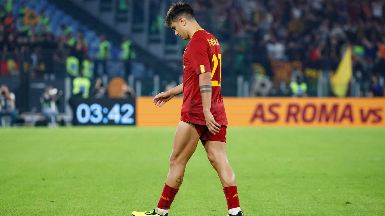 Dybala lascia il campo dopo l’infortunio in Roma-Lecce