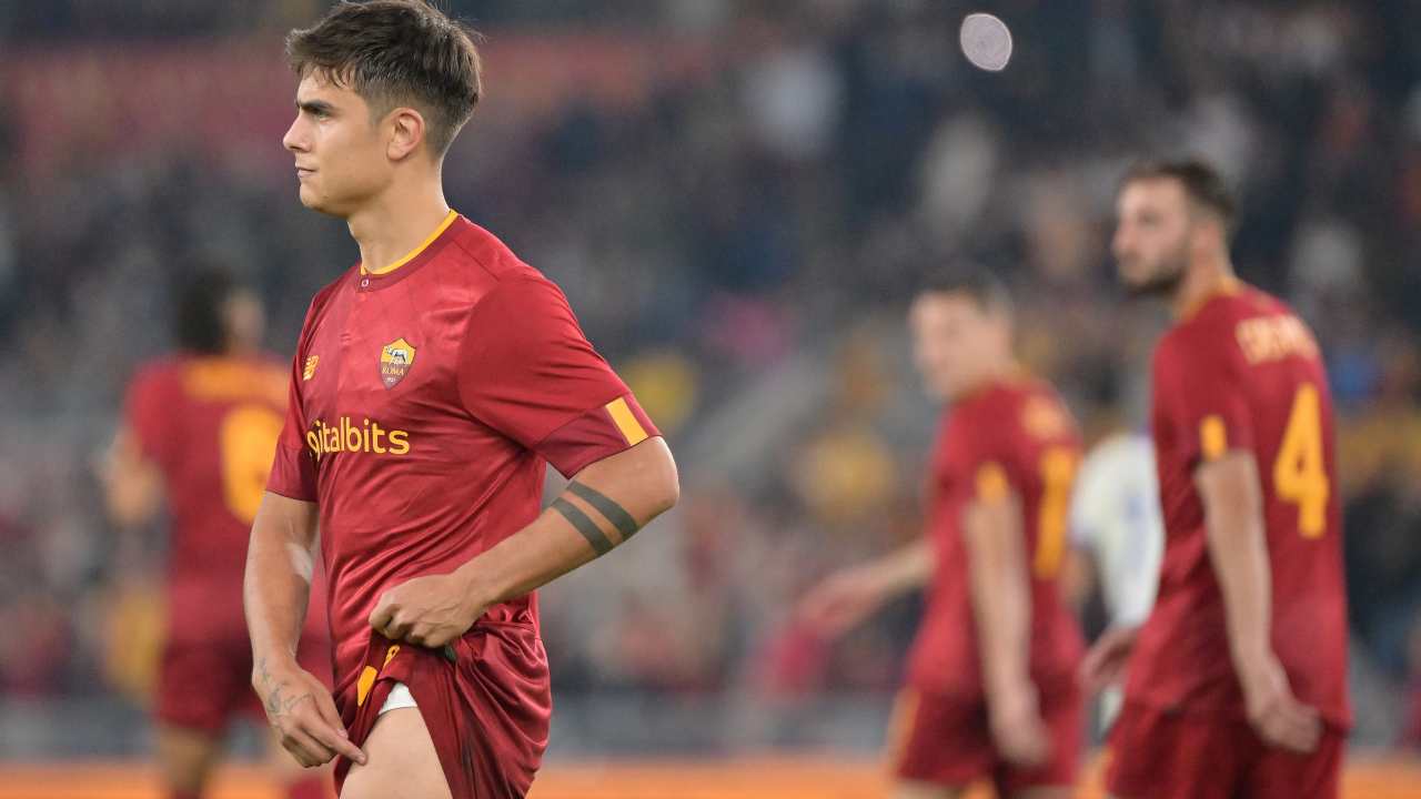 Paulo Dybala indica alla panchina dove sente dolore Roma