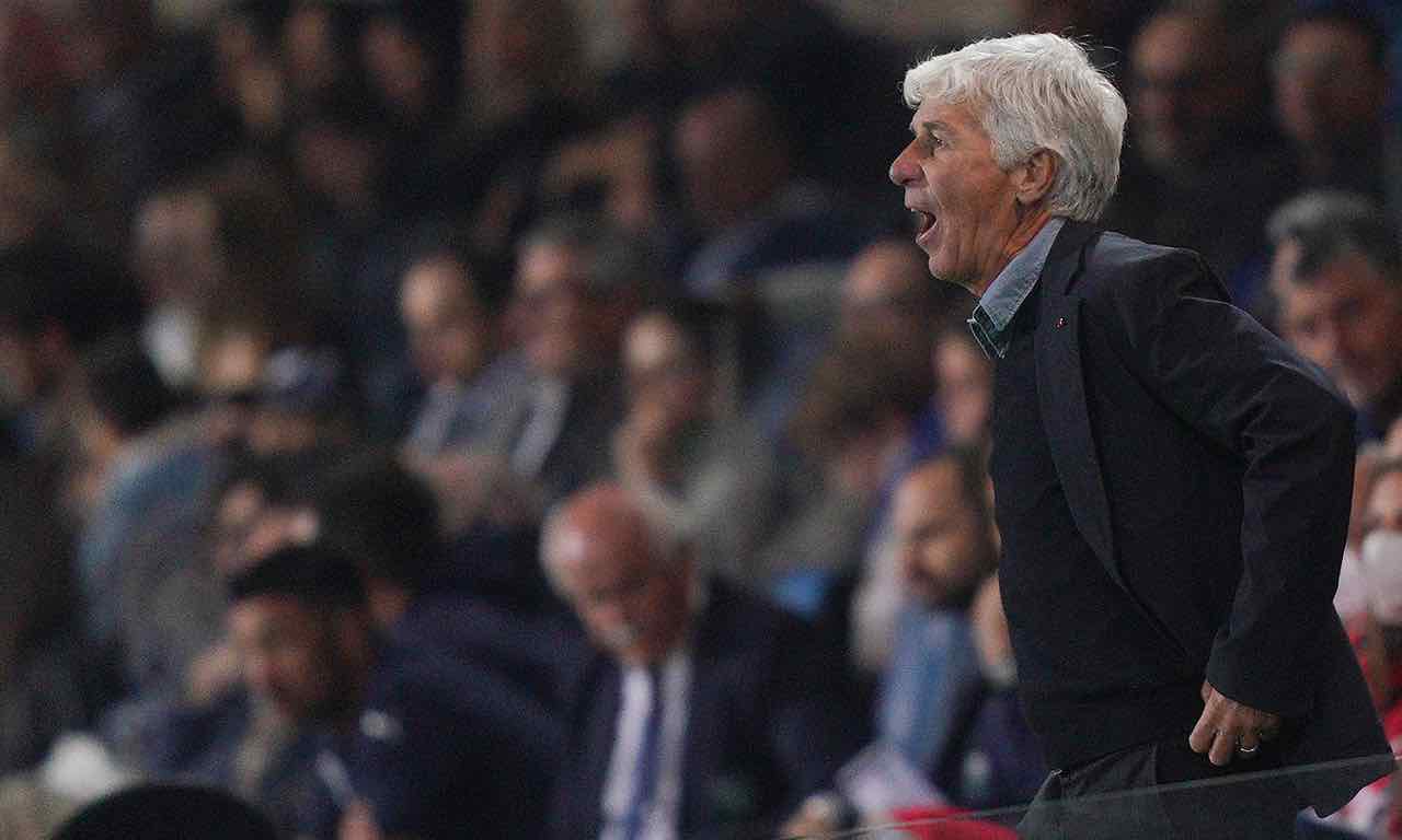 Gasperini dà indicazioni alla squadra