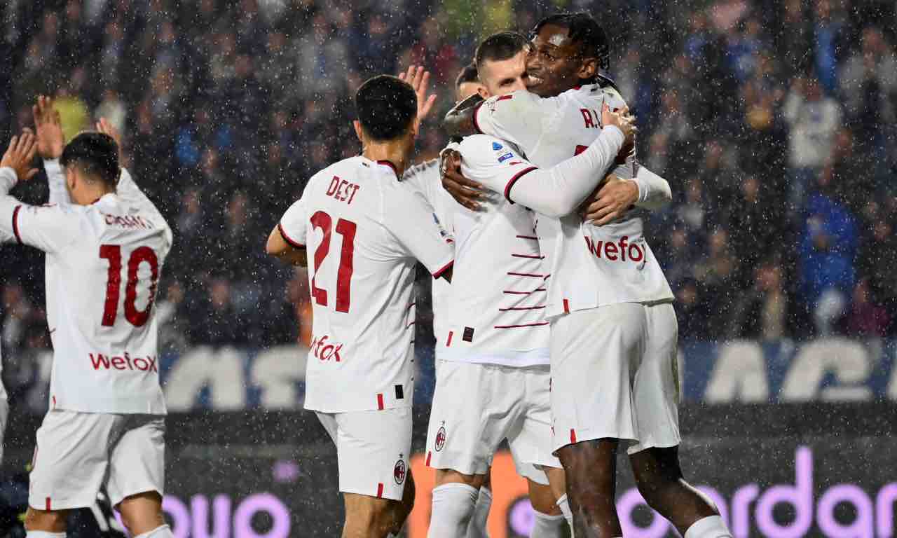 Leao abbraccia Rebic in Empoli-Milan