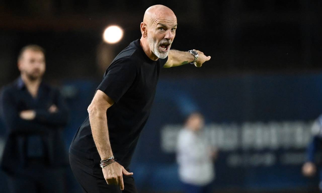 Pioli dà indicazioni alla squadra
