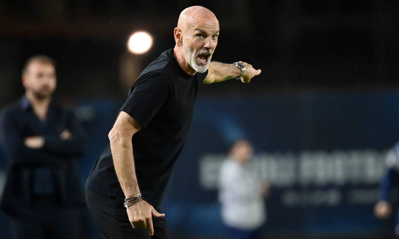 Pioli dà indicazioni alla squadra 