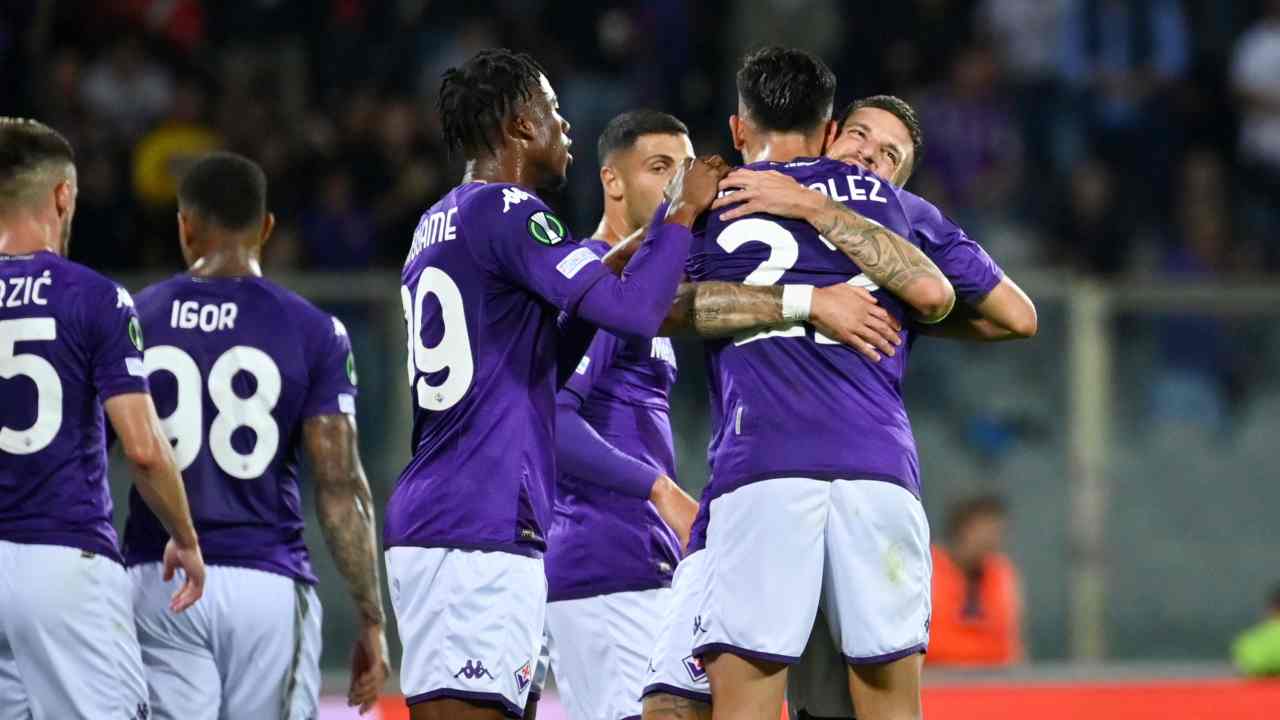 Giocatori della Fiorentina esultano per il gol