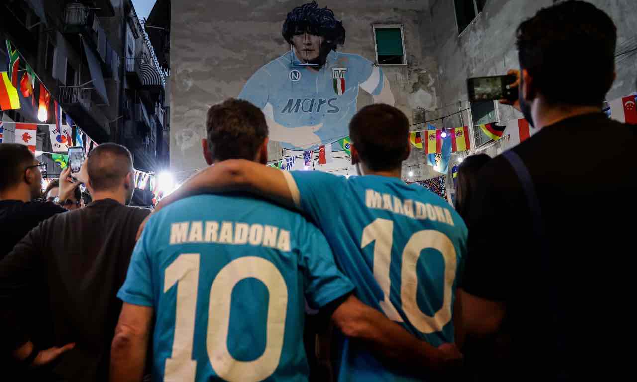 Tifosi omaggiano Maradona ai Quartieri Spagnoli nel giorno del compleanno
