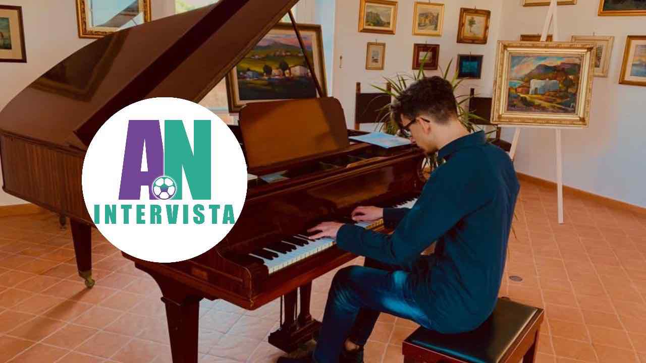 Trifari mentre suona il piano