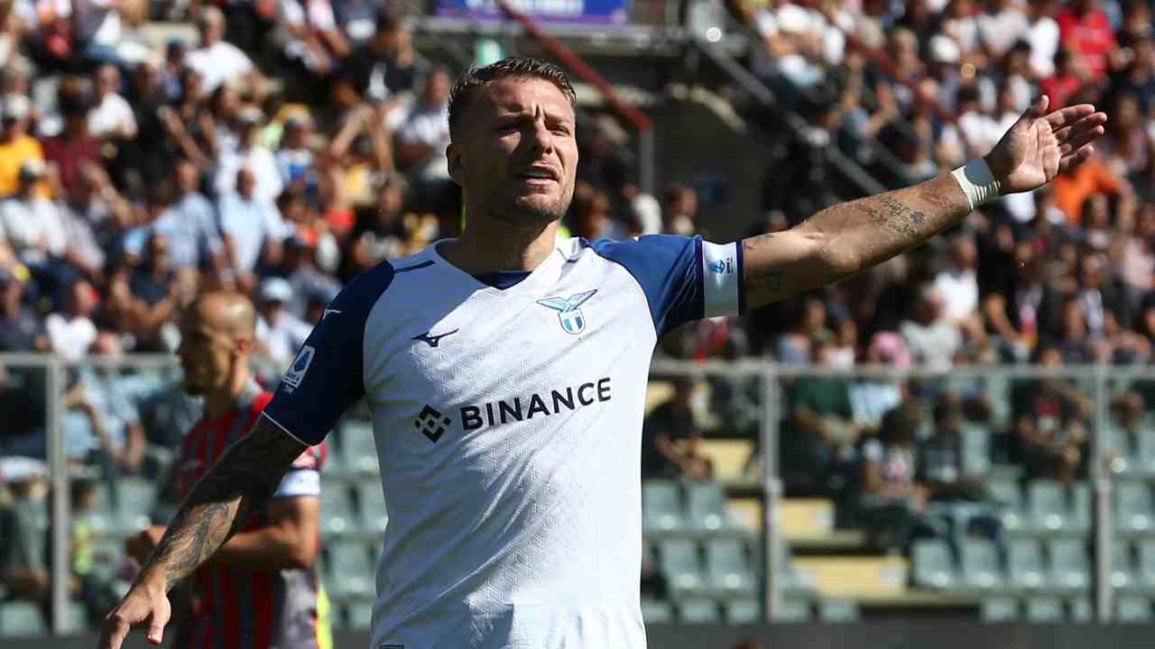 Immobile indica con la mano Lazio 