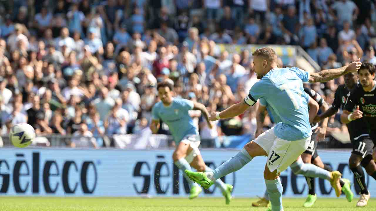 Immobile calcia il pallone Lazio