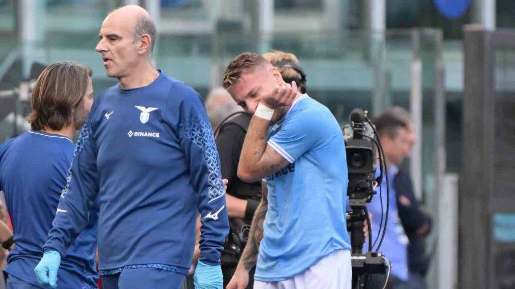 Immobile esce dal campo infortunato