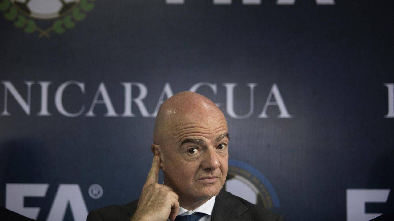 Infantino in conferenza con la FIFA