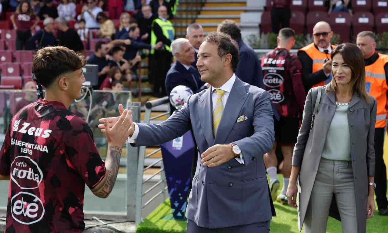 Iervolino stringe la mano a un giocatore delle giovanili della Salernitana