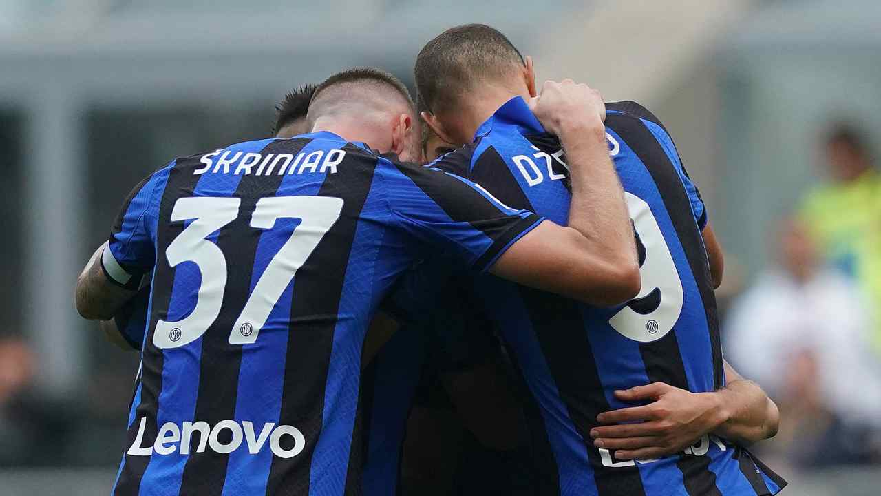 Giocatori dell'Inter abbracciati