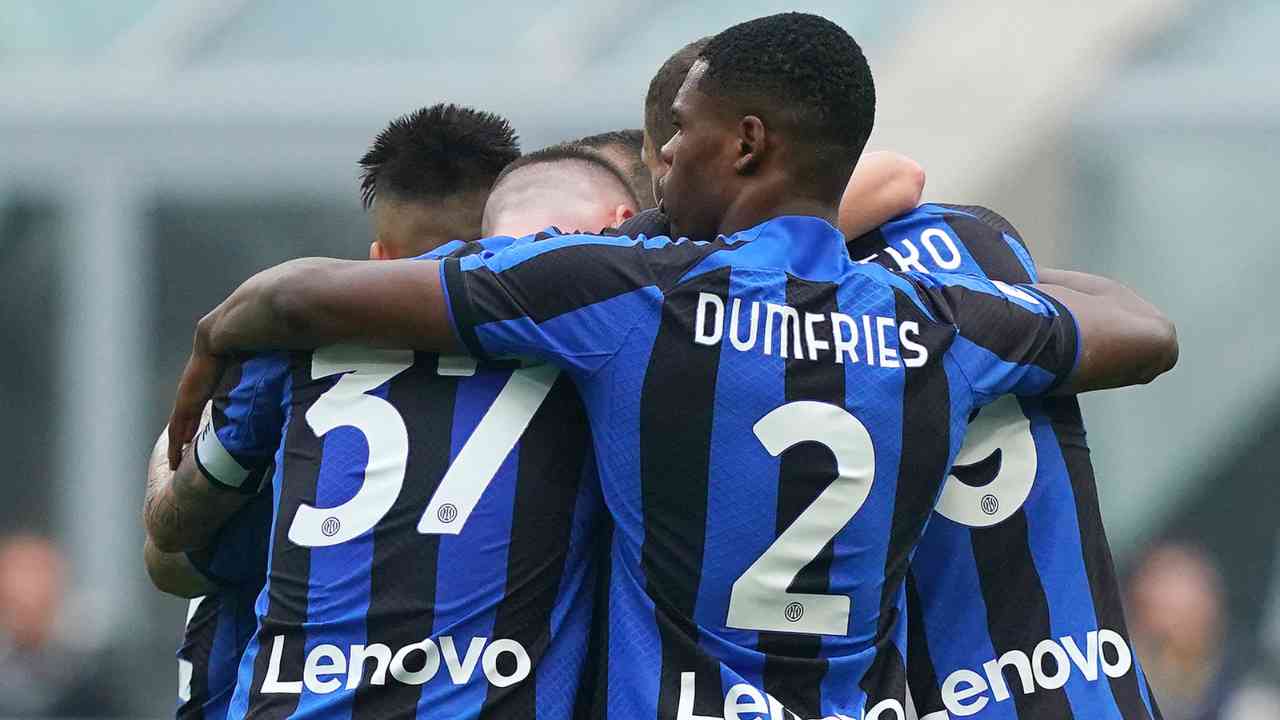 Abbraccio dei giocatori dell'Inter