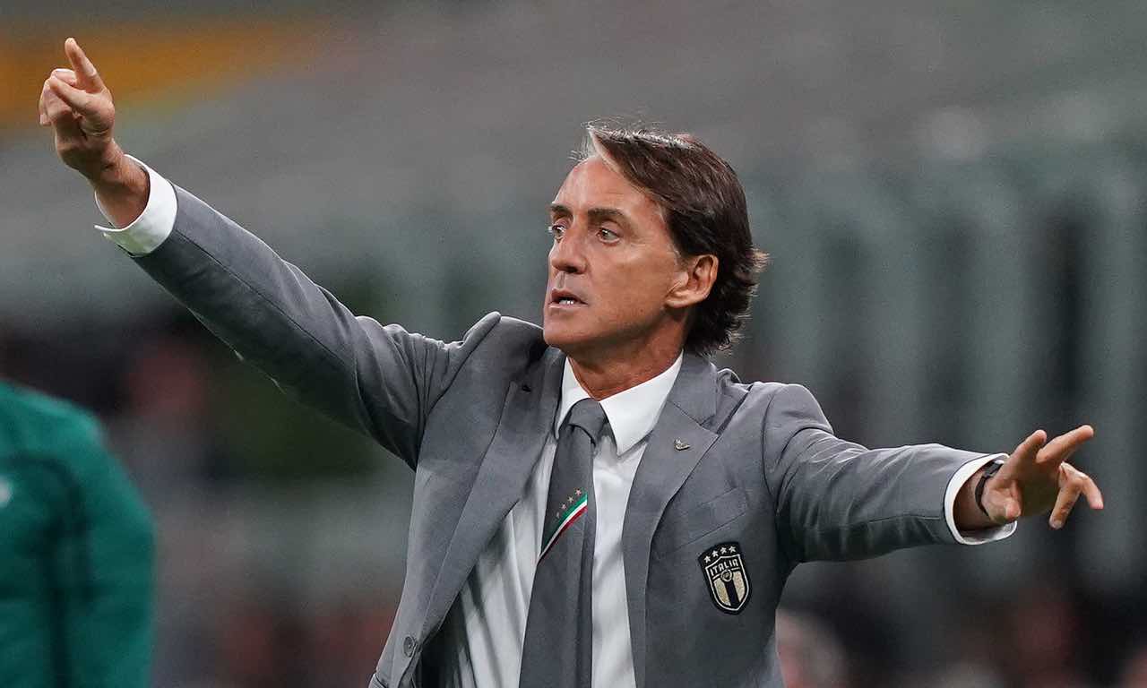 Mancini dà indicazioni alla squadra